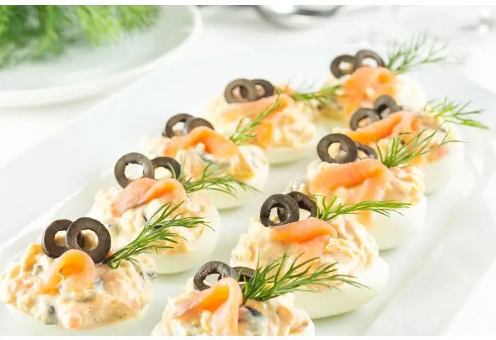 Jaja wielkanocne faszerowane wędzonym łososiem, 10 połówek