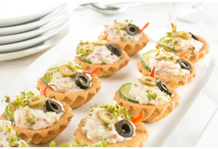 Babeczki z farszem z pstrąga z cebulą i ogórkami, 10 szt.