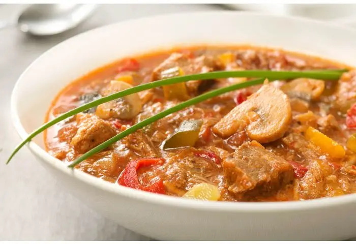 Gulaszowa z kolorowymi papryczkami, 10 porcji (3 litry)